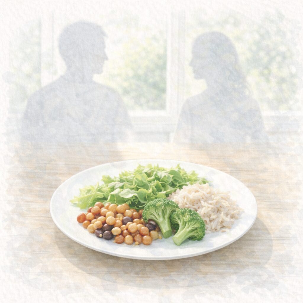 ヴィーガンの栄養バランスが誤解されやすい理由を表現した、水彩タッチの食事イメージ。植物性食品を中心に整えられた食卓の様子