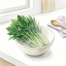 キッチンカウンターに置かれた白いボウルの中にある、みずみずしい水菜の束。水彩画風のイラストで、背景には窓、木製のカッティングボード、紫色のタオル、木製のスプーンが見える。ボウルの周りと水菜には水のしずくが描かれている。