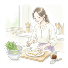 水彩画風の柔らかなイラスト。キッチンでエプロン姿の女性が、笑顔で厚揚げに片栗粉をまぶす様子を描写。ボウルに入った新鮮な水菜や、調味料、調理器具が整然と並び、手描きの線と淡い色彩が情緒的。正方形の構図。