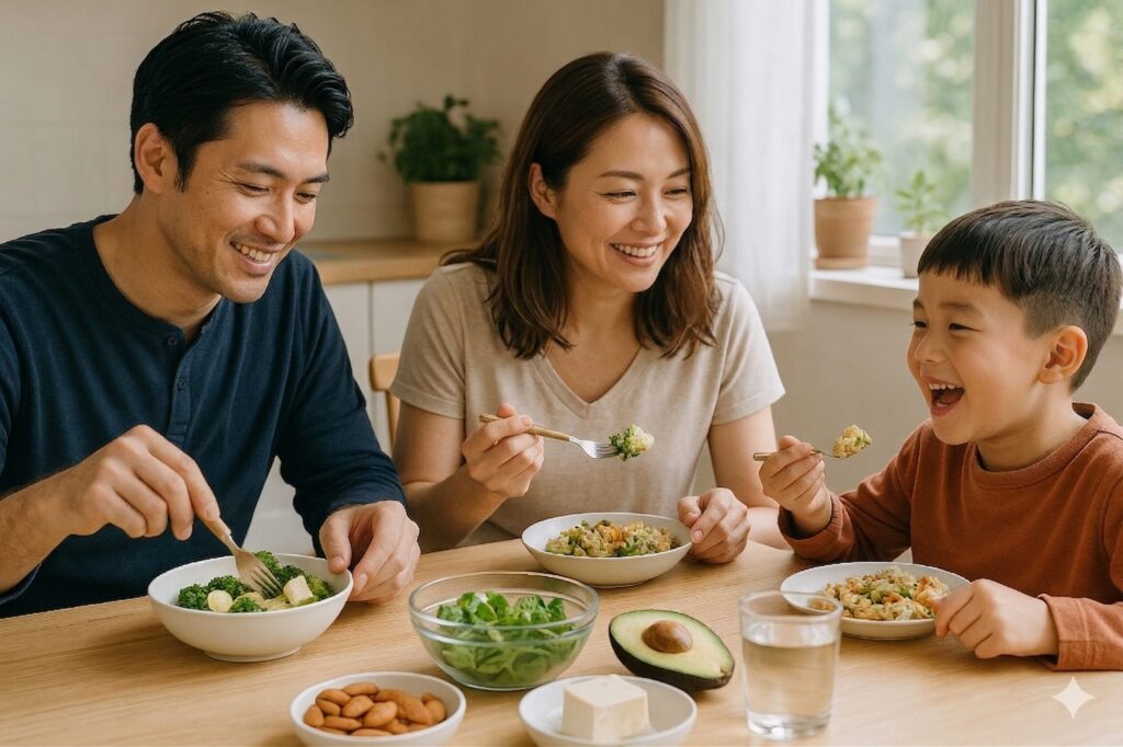 健康的な食事を楽しむ日本人家族3人の様子。食卓にはブロッコリー、アボカド、アーモンドなど。