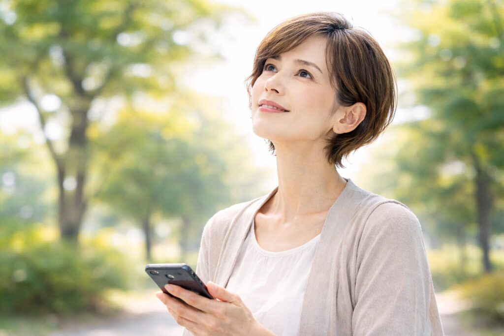 栄養不足で老けるのではと不安になり情報を調べながら考える40代日本人女性のイメージ