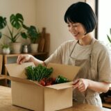 40代からのヴィーガン｜Oisixの宅配箱を開けて微笑む女性