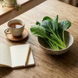 40代女性が朝の植物性の食卓に向き合うイメージ
