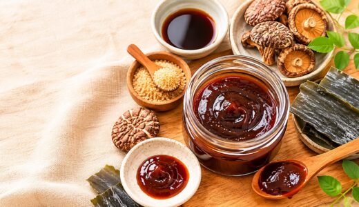 干し椎茸・昆布・醤油・きび砂糖などの材料と一緒に並べた、手作りの植物性オイスターソースの小瓶を真上から撮影した写真