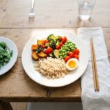 過激なヴィーガンと普通の食卓の間にある「おおむね」という第三の選択を示す3つの皿の俯瞰写真