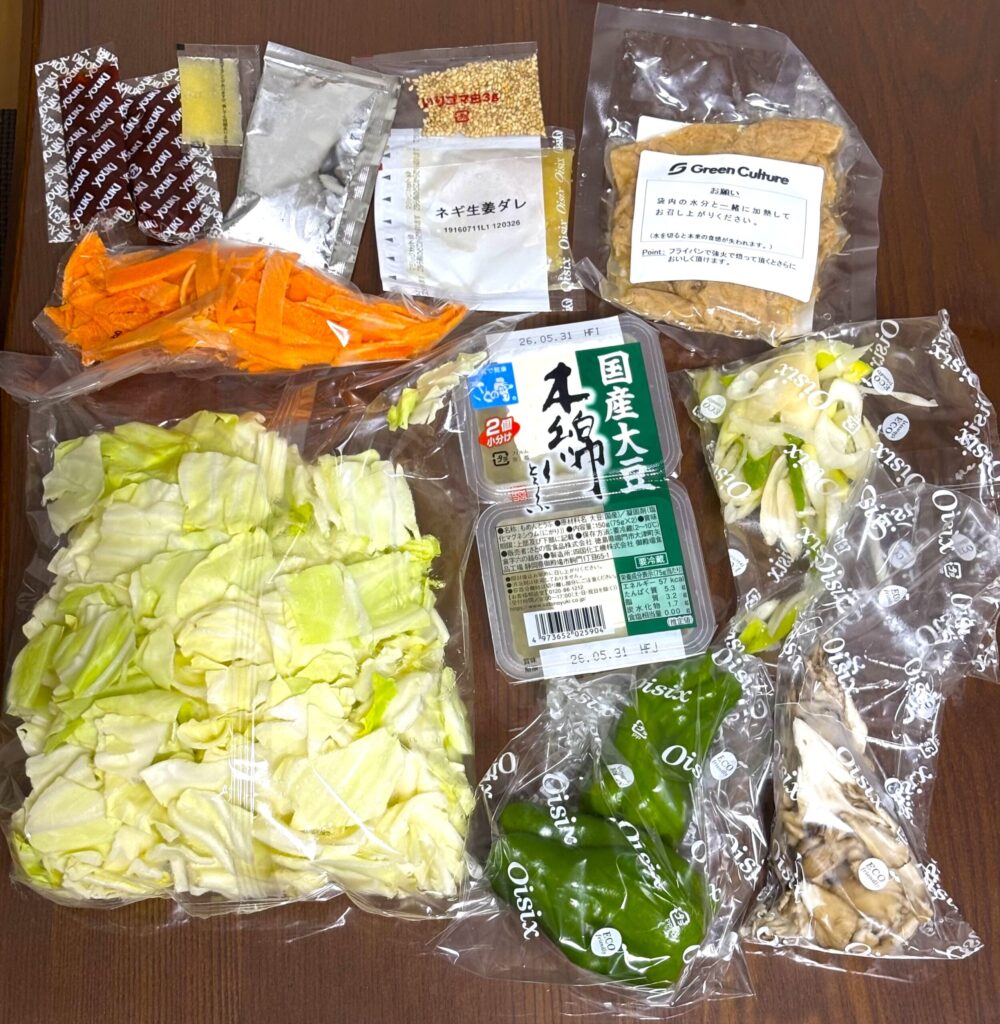 実際に届いたPlant Oisixのミールキットの中身。カット野菜・本綿豆腐・大豆ミート・タレがそろっている