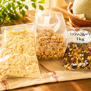 グラノーラの材料となるオートミール・ナッツ・ドライフルーツ