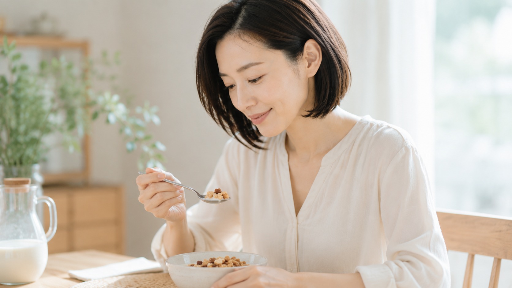 手作りグラノーラ1食50gに豆乳をかけて太らない食べ方をする女性