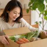 らでぃっしゅぼーやのお試しセットを開封する女性