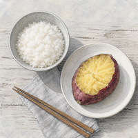 さつまいものカロリーをごはんと比べる。茶碗によそった白ごはんと、同じくらいの量の蒸したさつまいもを並べた真上からの水彩画