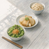 ヴィーガンダイエットで変えた食べる順番。手前の野菜の小鉢から厚揚げと大根の主菜、奥の玄米ごはんへ一直線に並べた食卓の水彩イラスト