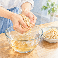 切り干し大根に残るのはカルシウムと食物繊維。水で戻した切り干し大根を手で搾り、戻し汁がボウルに落ちる手元の水彩イラスト