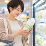牛乳の代わりに無調整豆乳を選ぶ女性、ヴィーガン(ビーガン)の食生活を始める40代からの買い物