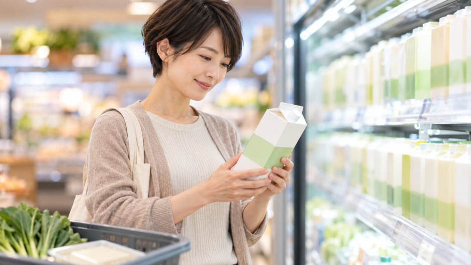 牛乳の代わりに無調整豆乳を選ぶ女性、ヴィーガン(ビーガン)の食生活を始める40代からの買い物