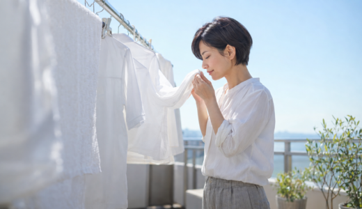 海へ…洗剤ですすぎ0回で洗ったシャツの匂いを干しながら確かめる女性