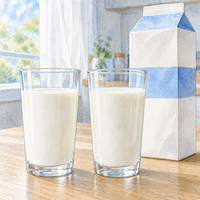 牛乳を1日400g飲む人は股関節の骨折が多かった、コップ2杯の牛乳が並ぶ朝の食卓を真横から描いた水彩イラスト