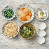 40代の女性がとれていない3つ。一日ぶんの家庭の食事を真上から並べ、その脇に空のままの小皿が3つ置かれている(水彩イラスト)