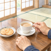 豆乳に慣れると牛乳が不自然に甘く感じるようになった、和室の座卓で牛乳入りのカフェオレを一口飲んで置いた手元の水彩イラスト