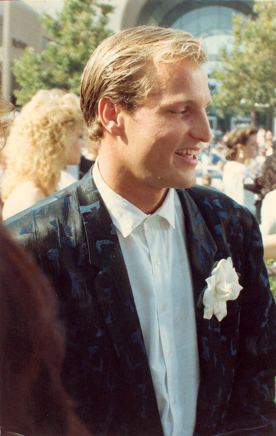 1988年のエミー賞レッドカーペットに立つ27歳のウディ・ハレルソン
