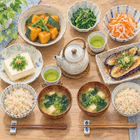 40代・50代の女性はお酒を飲まない日が多数派。お酒のない、品数の多いふだんの晩ごはんと急須の緑茶を真上から見た食卓の水彩イラスト