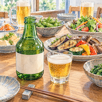 友人との飲み会で私が飲むのはノンアルコールビール。自分の席の緑の小瓶とグラスの奥に、友人たちのビールジョッキと枝豆や野菜料理が並ぶ水彩イラスト