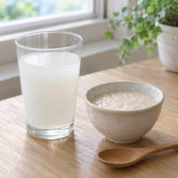 こうじ水はのどが渇いたとき、甘酒は小腹がすいたときに。さらりとしたこうじ水のグラスと、とろりとした甘酒の器