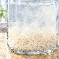 こうじ水には米麹の酵素が溶け出している。冷たい水の底の米麹から、白いもやが水に広がっていく様子の水彩イラスト