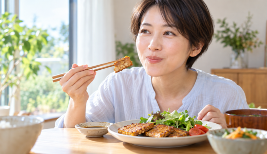 テンペはまずい？甘辛いタレで焼いたテンペをひと口食べて、思ったよりおいしいと笑顔になる日本人女性