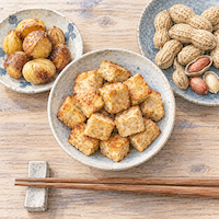 テンペの味は甘みを抑えた栗やピーナッツに近い。焼いた角切りのテンペの小鉢と、むき甘栗や殻つき落花生を並べた水彩イラスト
