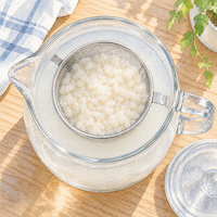 我が家のこうじ水は3日で3回から2日で2回に。茶こしの中でふくらんだ米麹と白くにごった水を真上から見た水彩イラスト