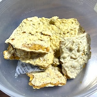 テンペチップスは我が家のおやつ。器に出した、薄く揚げたインドネシアのテンペチップス