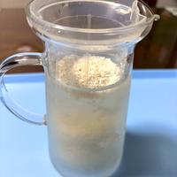 茶こし付きの水出しピッチャーで作るこうじ水。茶こしの中に米麹を入れた我が家のピッチャー
