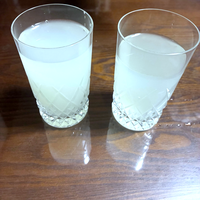 こうじ水を飲み始めてから我が家は夫婦でお通じがいい。夫婦2人分、グラスに注いだ白くにごったこうじ水