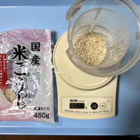 こうじ水の作り方。茶こしをのせたはかりで、乾燥米麹を100g量るところ