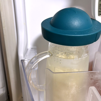 こうじ水の日持ちの目安はメーカーで分かれる。冷蔵庫のドアポケットで保存している我が家のこうじ水のピッチャー