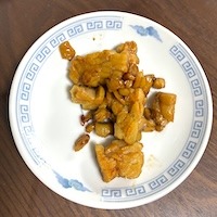 テンペは薄切りにして醤油とみりんのタレで焼く。照りよく焼き上がったテンペを青い縁取りの皿に盛った我が家の一皿